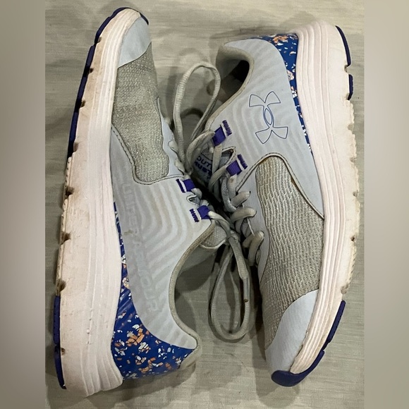 Teen girls size 7youth Under Armour Blue and Gray floral Outhustle Sneakers - Picture 2 of 9